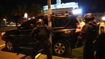 Una camioneta sale de la