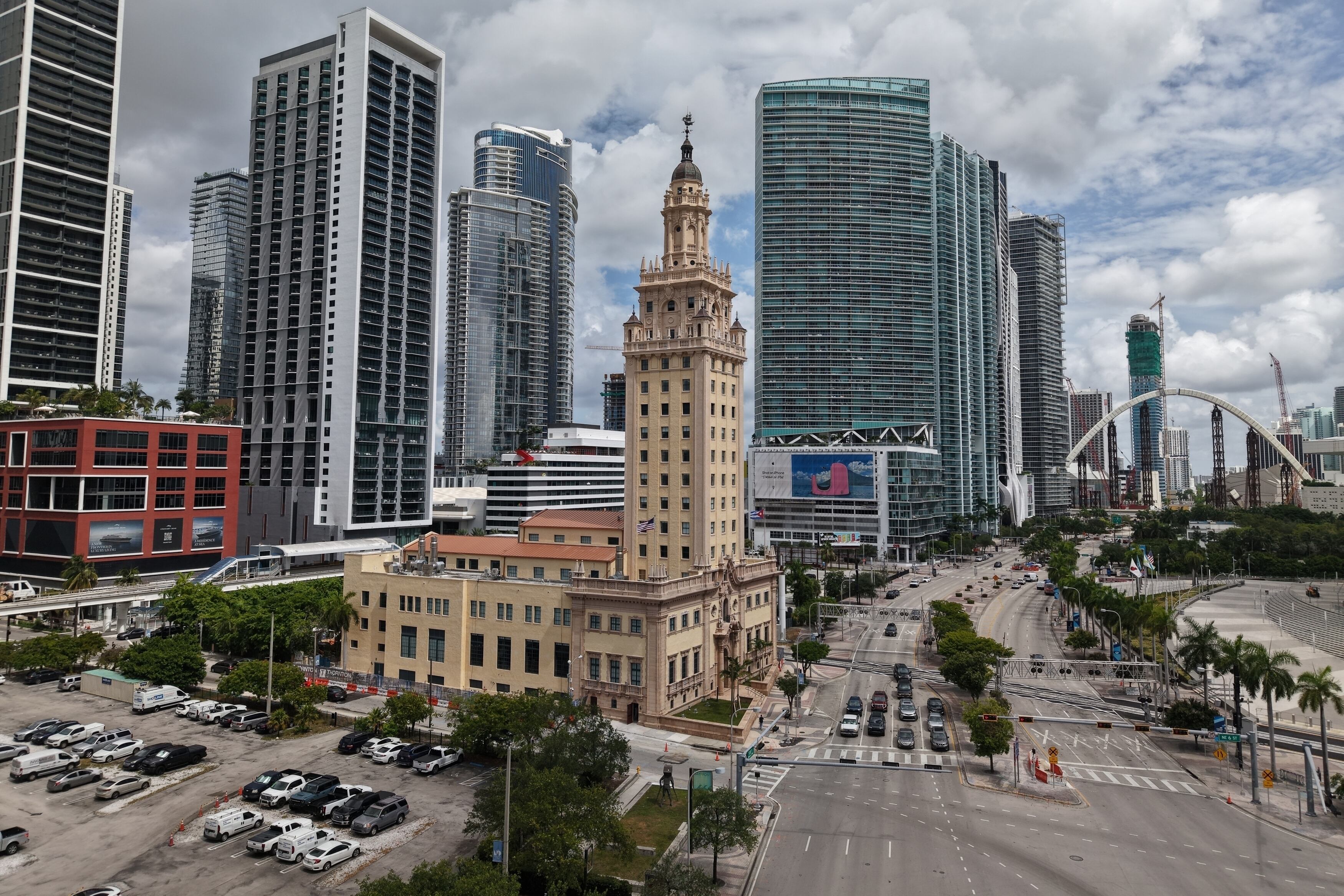 El ambicioso complejo cultural se edificará sobre un antiguo estacionamiento de Miami Dade College, gestionado tras acuerdos entre Ron DeSantis y autoridades estatales (AP Foto/Daniel Kozin)