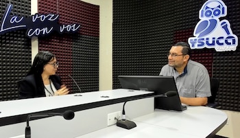 Adriana Velázquez, del Fondo de Población de las Naciones Unidas, durante la entrevista, donde abordó los desafíos demográficos y las oportunidades para la juventud en El Salvador (Cortesía: YSUCA).