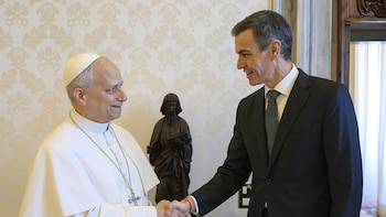 Pedro Sánchez y la Iglesia, una relación en un momento “óptimo” antes de la visita de León XIV: ocho años de negociaciones, acuerdos y alguna asignatura pendiente