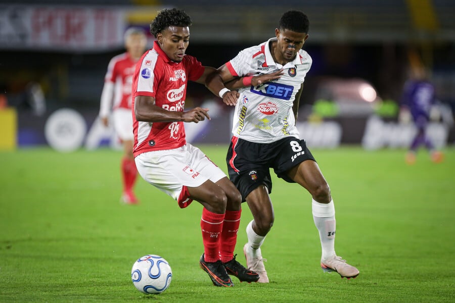 Kilian Toscano e Irving Gudiño disputando una pelota-crédito Cristian Bayona/Colprensa