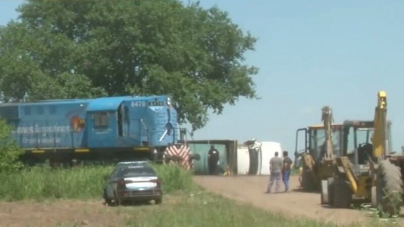 Un accidente similar en Santa Fe dejó tres empleados municipales heridos tras el choque entre una locomotora y un camión sin señalización en el paso a nivel (Rosario 3)