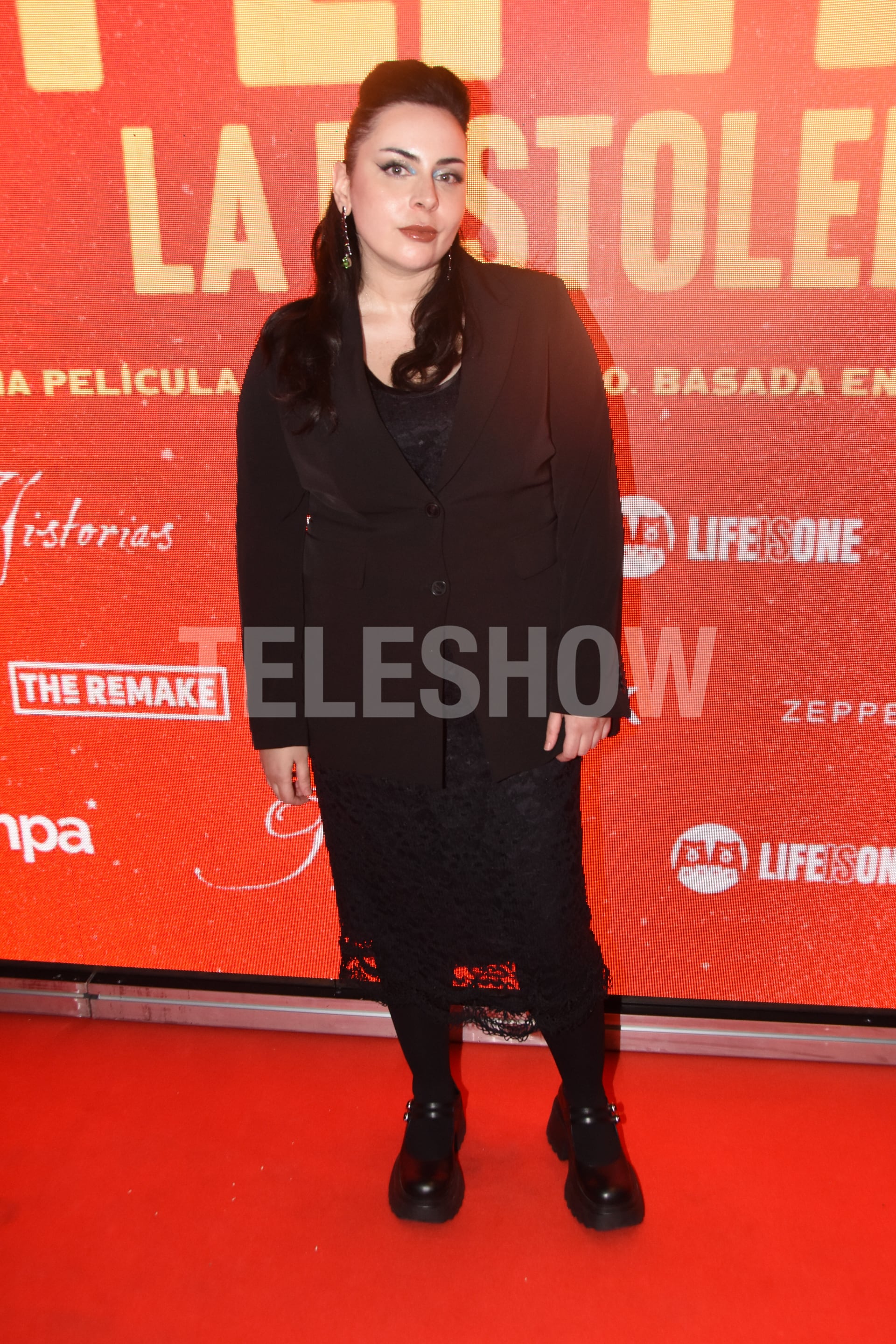María Riot apostó por un look de impronta gótica y elegante, con detalles de encaje en la falda y un maquillaje focalizado en la mirada