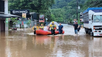 Rescatistas del Benemérito Cuerpo de Bomberos de Costa Rica evacúan a familias afectadas por las inundaciones en Sarapiquí, tras el paso de la Onda Tropical N.º 24 (Cortesía: Benemérito Cuerpo de Bomberos de Costa Rica).
