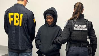Un año prófuga con un nombre falso en Jamaica: el FBI extraditó a la acusada por un fraude de USD 32 millones en fondos de COVID-19