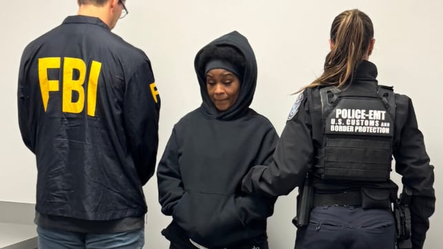 Un año prófuga con un nombre falso en Jamaica: el FBI extraditó a la acusada por un fraude de USD 32 millones en fondos de COVID-19