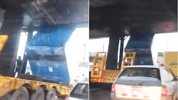 Camión quedó atrapado bajo el puente Acho en la Vía Evitamiento por transportar una carga que superaba la altura permitida