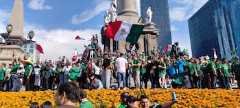 El Ángel de la Independencia en Paseo de la Reforma se convierte en el epicentro de la fiesta mundialista tras la victoria de México sobre Sudáfrica en el Mundial 2026. (Foto: Néstor Hernández/Infobae México)