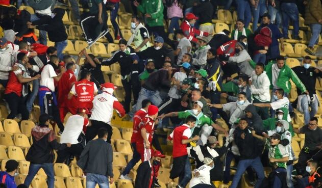 Los enfrentamientos entre hinchas son cada vez mayores en el país - crédito Colprensa