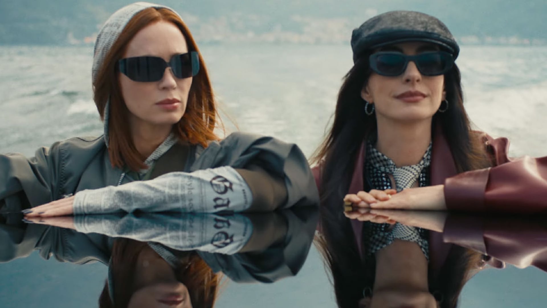 Emily Blunt y Anne Hathaway en sus respectivos papeles en