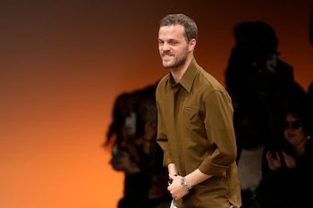 El director creativo Matthieu Blazy acepta los aplausos tras la conclusión de la colección femenina Otoño-Invierno 2024-25 de Bottega Veneta presentada en Milán, Italia, el 24 de febrero de 2024. (Foto AP/Luca Bruno, archivo)