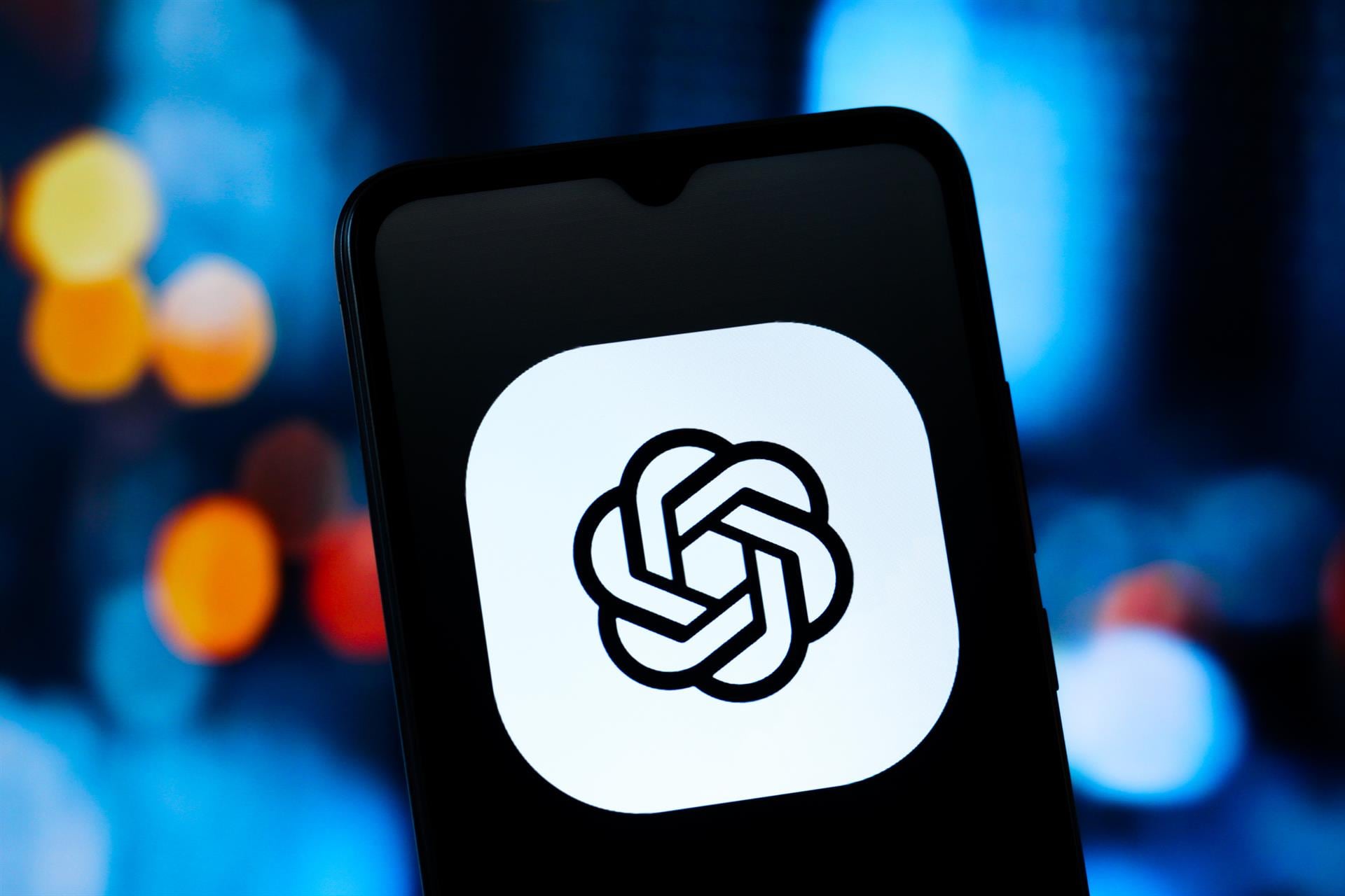 Los padres deben vincular sus cuentas para supervisar el uso de ChatGPT, recibir alertas y establecer pausas en el acceso al chatbot. (Foto: Europa Press)