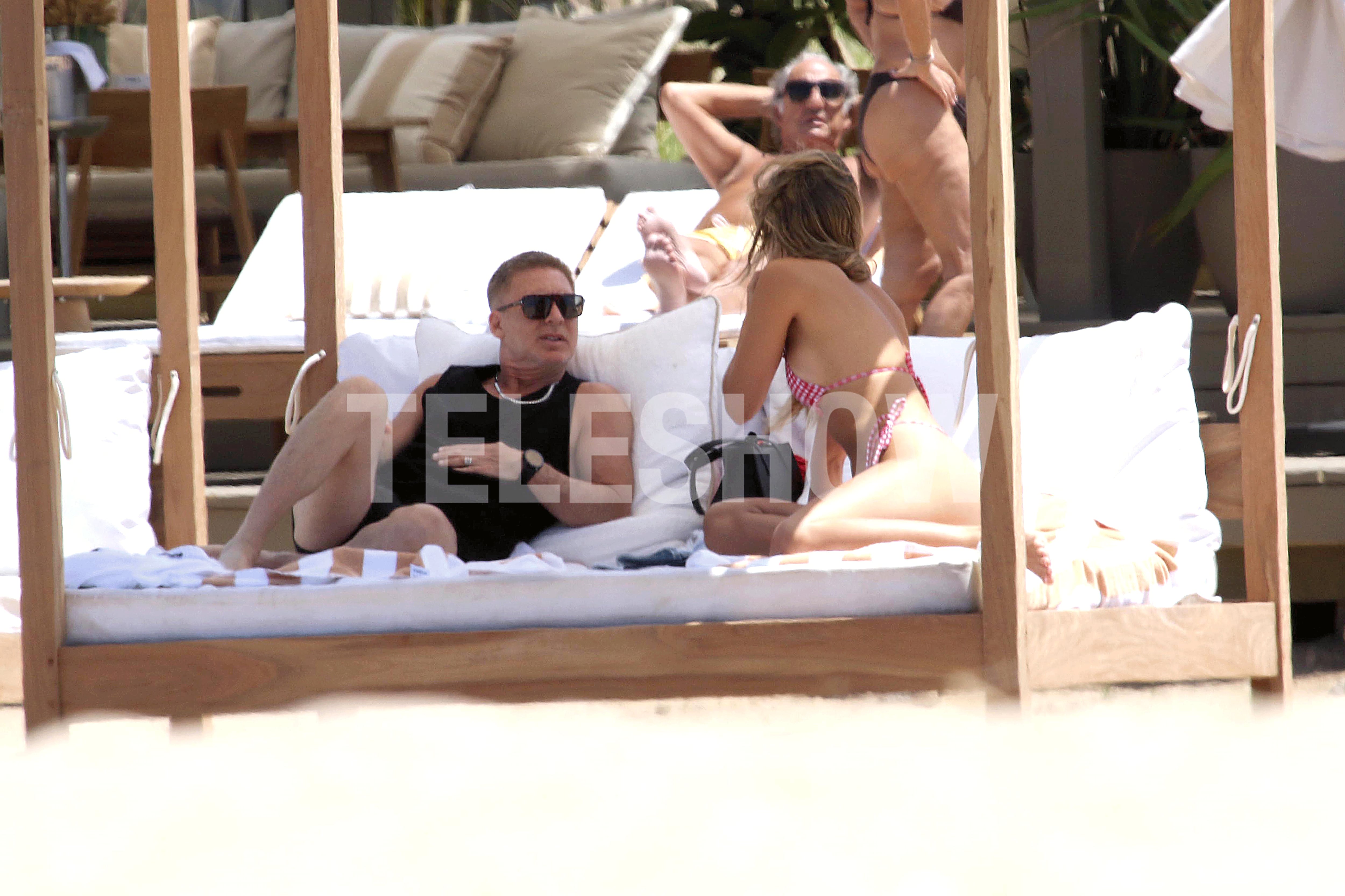 Las mañanas transcurren entre desayunos, paseos a la playa y tiempo de ocio sin actividades acuáticas, resaltando la tranquilidad del destino