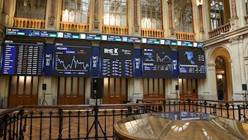El Ibex 35 se mantiene estable en 19.565 puntos en la media sesión, con la atención puesta en la Fed