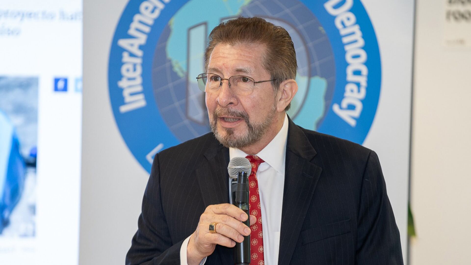 El Interamerican Institute for Democracy presentó la conferencia “Medidas esenciales para la transición a la democracia” por Carlos Sánchez Berzaín