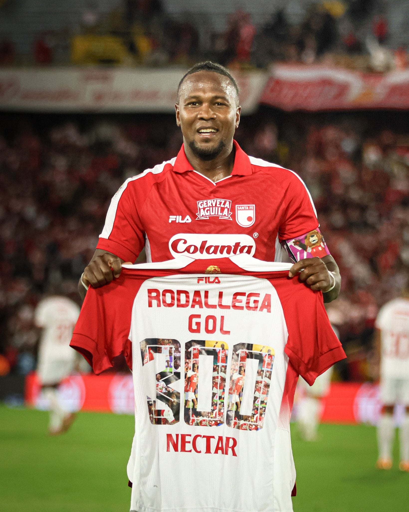 Hugo Rodallega recibió una camiseta especial por llegar a 300 goles como profesional - crédito Santa Fe