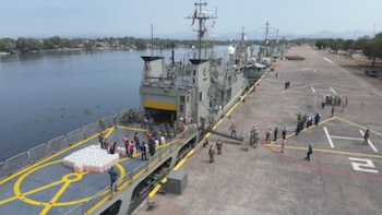 Golpe a narcopiratas: Marina asegura una embarcación con 103 bidones de combustible, en Michoacán