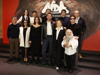 Pepa Rus junto al reparto de 'Aída y vuelta' (Europa Press)