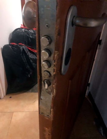 Así quedó la puerta destruida