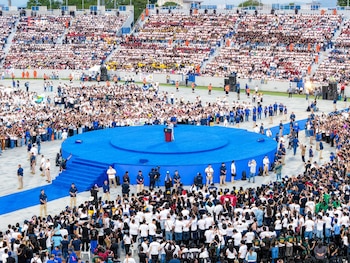 Jóvenes beneficiarios del programa de becas de la Dirección de Integración durante el encuentro realizado en el estadio Mágico González (Cortesía: Secretaría de Prensa).