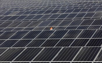 Un trabajador camina entre las