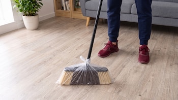 Para qué sirve poner una bolsa de nylon en la escoba antes de barrer