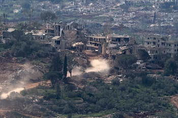 Vehículos militares israelíes maniobran en el lado libanés de la frontera, vistos desde la Alta Galilea en el norte de Israel, el 27 de abril de 2026
(Líbano, Hizbulá/Hezbolá) EFE/EPA/ATEF SAFADI