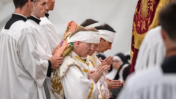 Un grupo tradicionalista desafió al Papa y ordenó cuatro obispos pese a la advertencia de excomunión