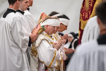 Los cuatro nuevos obispos de la Fraternidad San Pío X, consagrados el 1° de julio en Écône sin autorización papal, quedaron automáticamente excomulgados. (AFP/Fabrice Coffrini)
