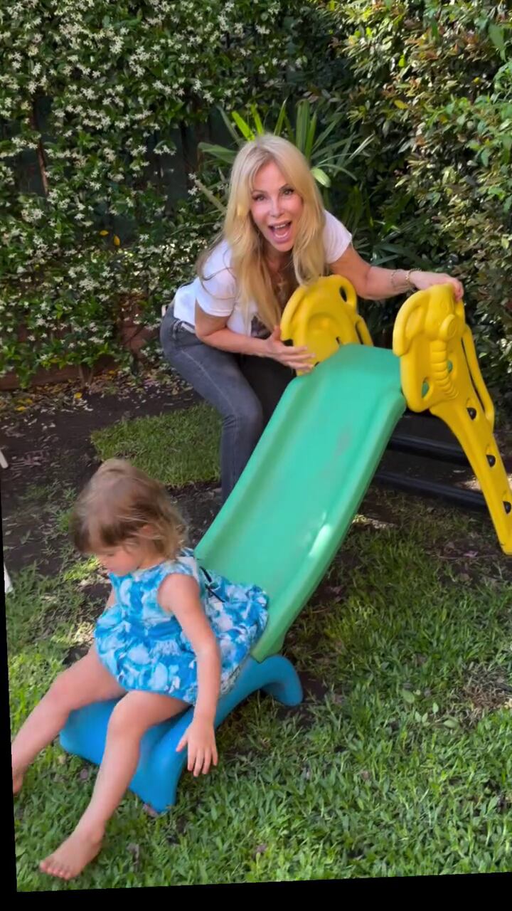 Alfano disfrutó de los juegos con sus nietas en el primer cumpleaños de Catalina