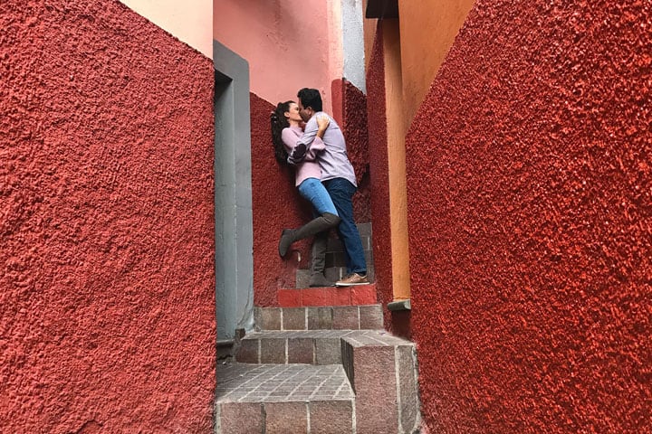 Parejas de todas las edades cumplen el ritual de besarse en el tercer escalón del Callejón del Beso, en el centro histórico de Guanajuato, una tradición ligada a la leyenda de amor de Carmen y Luis que cada San Valentín atrae a miles de visitantes