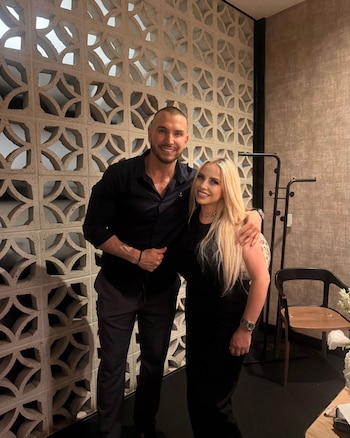 Rafael Amaya junto a April Black Diamond. (X/aprilblackdiamond)