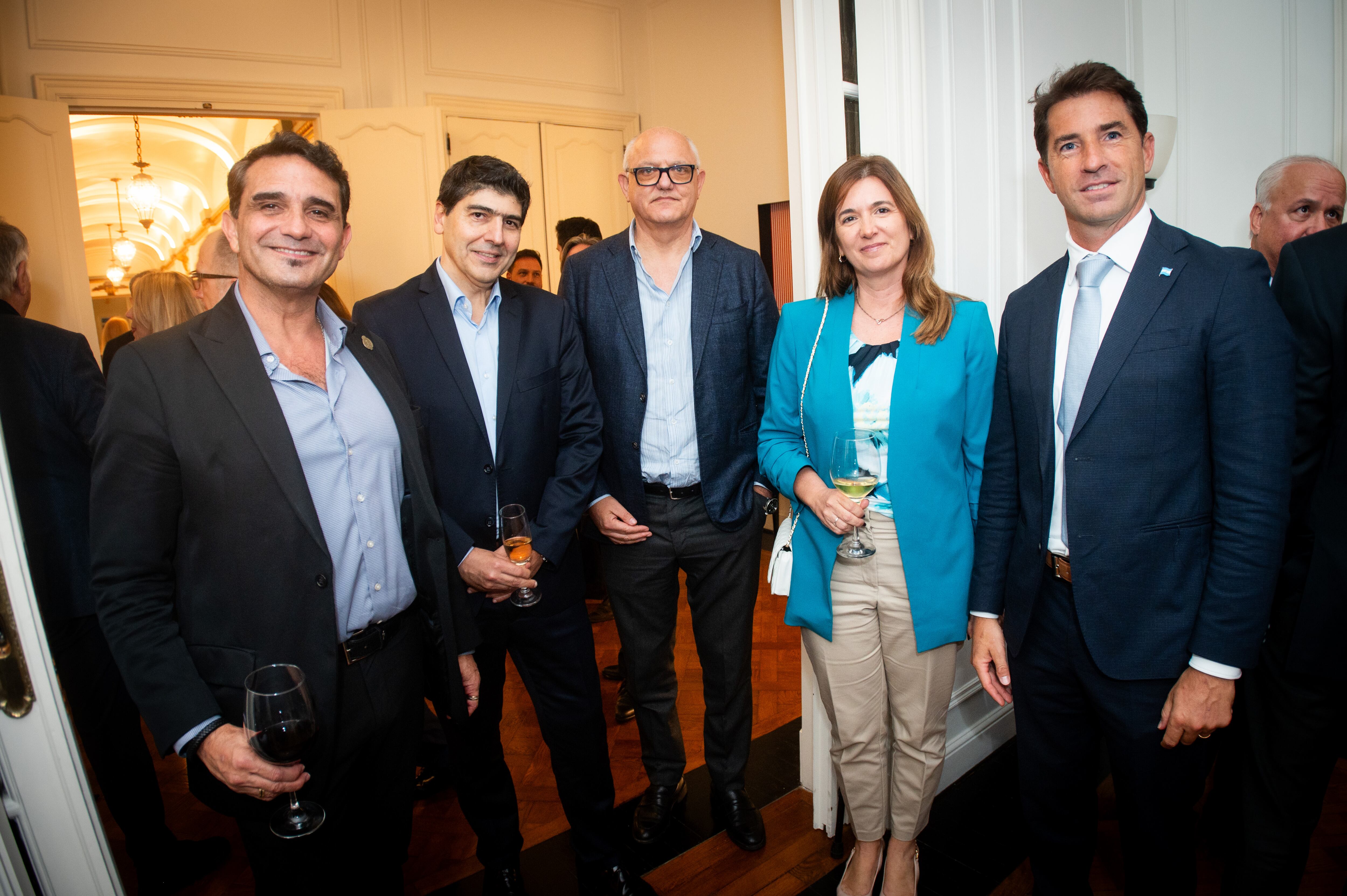 Diego Chaer, secretario de Empresas Públicas, y Javier Timmerman junto al empresario Walter López; Vanina Molinari, vicepresidente de la Casa de la Moneda; y Evert van Tooren, vicepresidente del BICE