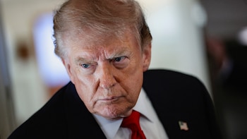 El presidente de Estados Unidos, Donald Trump, habla con periodistas a bordo del Air Force One de camino a Michigan, Estados Unidos, el 27 de julio de 2026 (REUTERS/Evan Vucci)