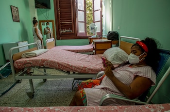 Cuba registró en 2025 136,214 defunciones y 68,064 nacimientos, con una brecha que acentúa el envejecimiento de la población. (AP Foto/Ismael Francisco)