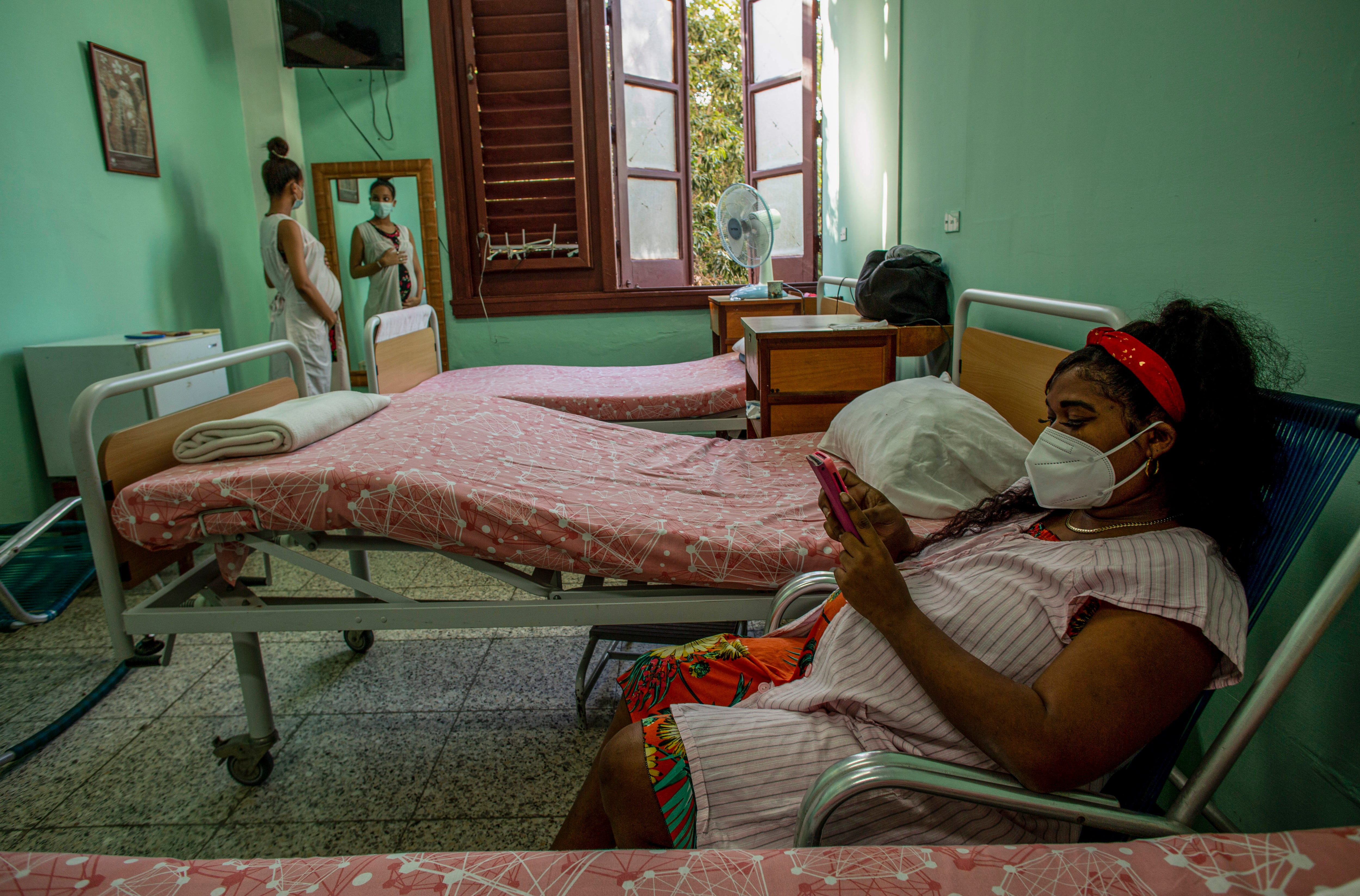 Cuba registró en 2025 136,214 defunciones y 68,064 nacimientos, con una brecha que acentúa el envejecimiento de la población. (AP Foto/Ismael Francisco)