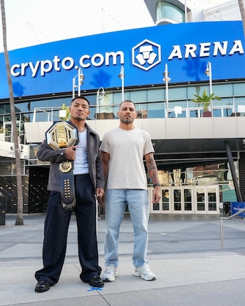 Alexandre Pantoja y Joshua Van en las afueras del Crypto.com Arena, escenario de la UFC 331.
