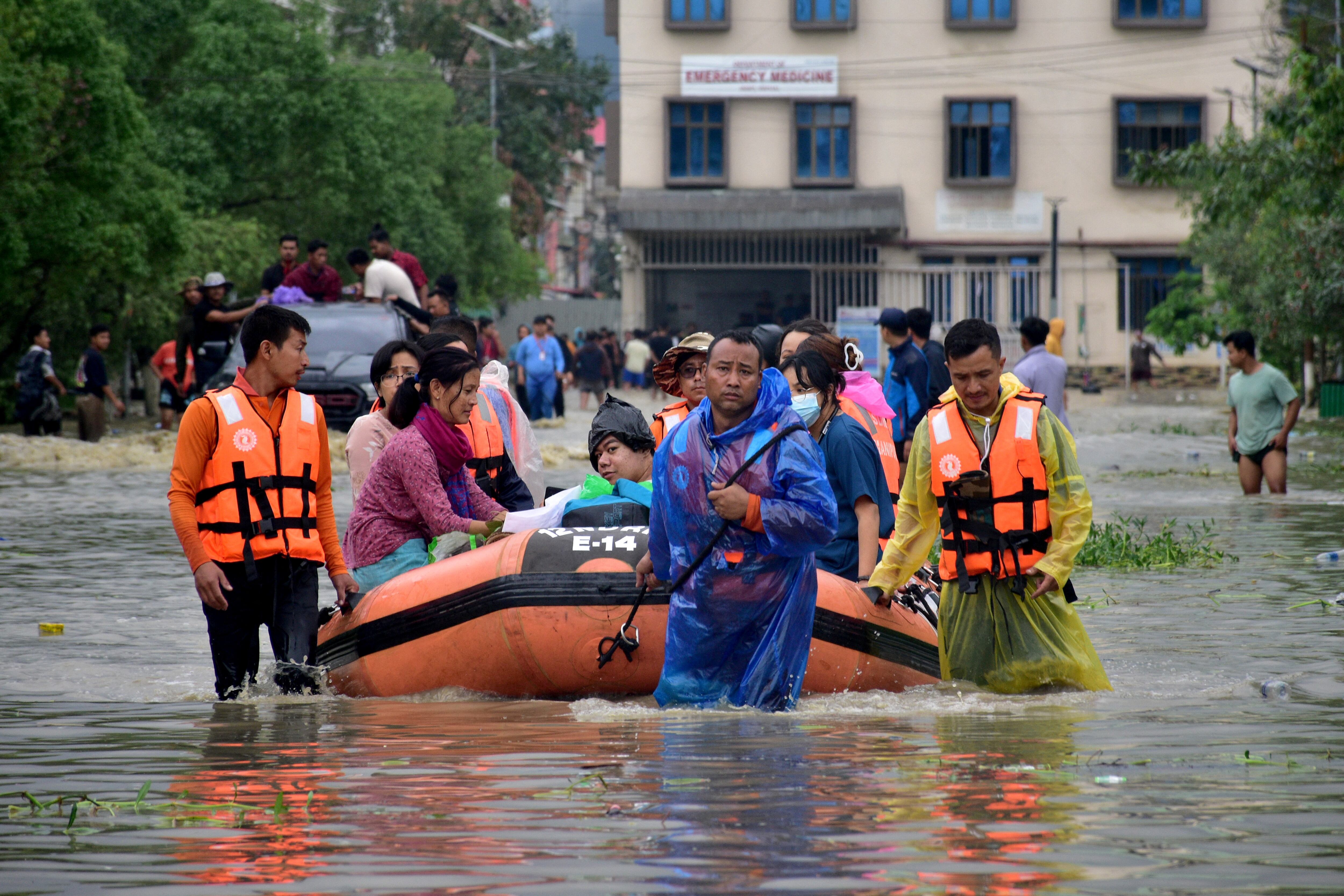 Miembros del equipo de la Fuerza Nacional de Respuesta a Desastres (NDRF) evacuan a pacientes, acompañantes y personal médico del hospital Jawaharlal Nehru Institute of Medical Sciences, afectado por las inundaciones, tras las fuertes lluvias caídas en Imphal Este, Manipur, India, el 1 de junio de 2025