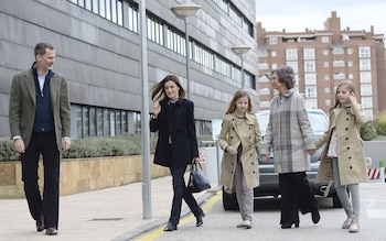 La familia real visitando a