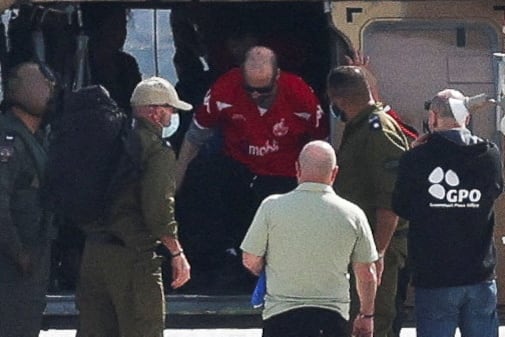 El rehén argentino-israelí Iair Horn, liberado y retenido en Gaza desde el mortal ataque del 7 de octubre de 2023, como parte de un alto el fuego y un acuerdo de intercambio de rehenes y prisioneros entre Hamas e Israel, abandona un helicóptero en el Centro Médico Sourasky (Ichilov) en Tel Aviv, Israel, el 15 de febrero de 2025. REUTERS/Ronen Zvulun