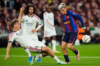 Dean Huijsen pelea un balón con Pedri. (EFE/Siu Wu)