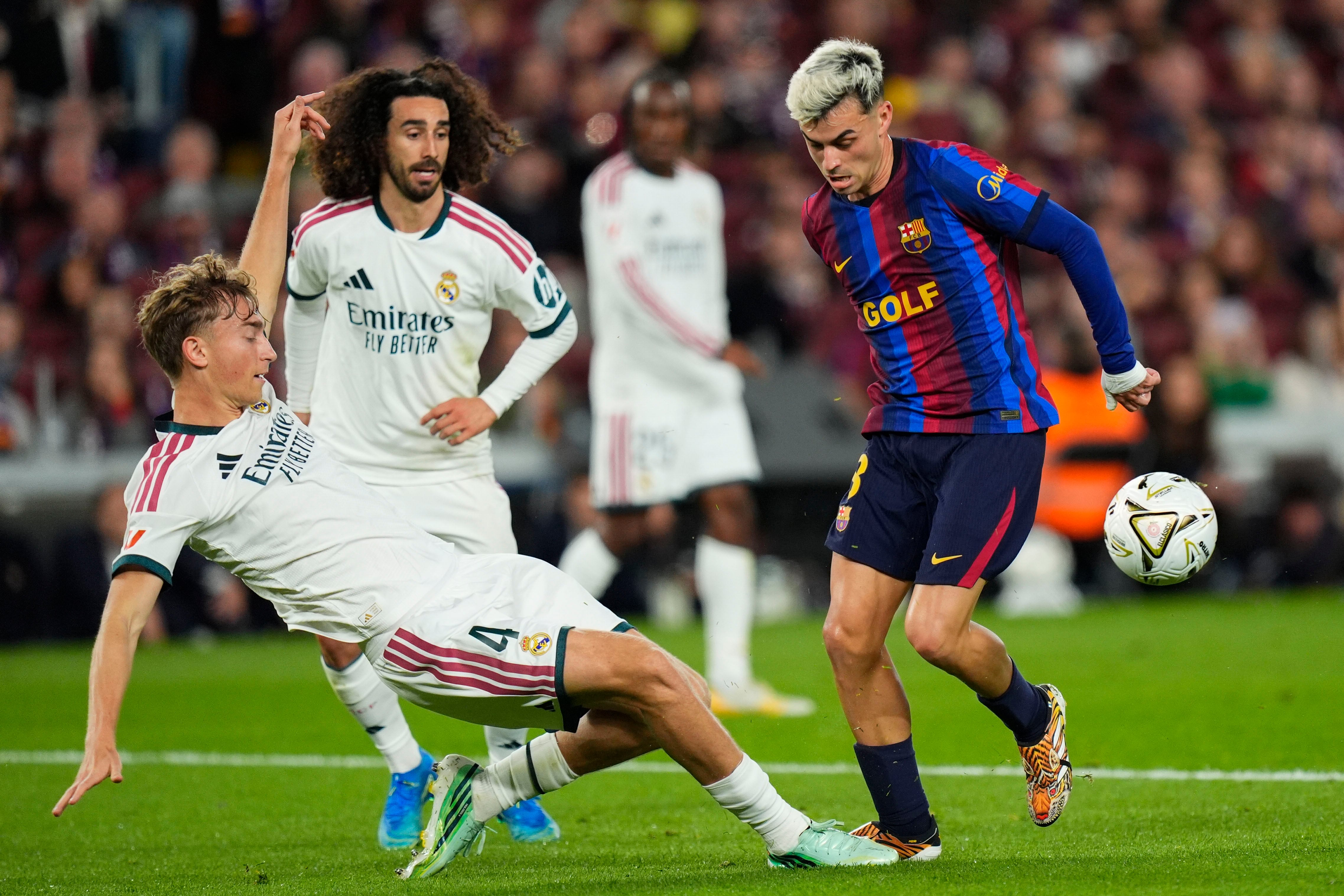 Dean Huijsen pelea un balón con Pedri. (EFE/Siu Wu)