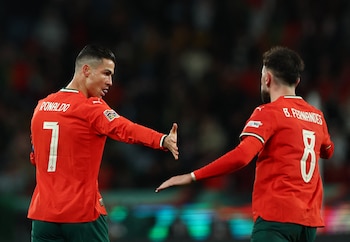 Fernandes destaca la influencia de Cristiano Ronaldo, máximo goleador histórico de selecciones con 143 tantos, en una entrevista con Wayne Rooney para la BBC - crédito Pedro Nunes/REUTERS