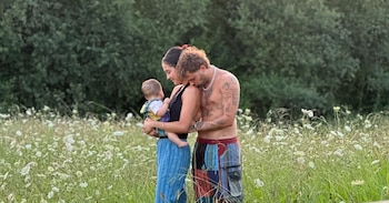 Yarea junto a su marido,