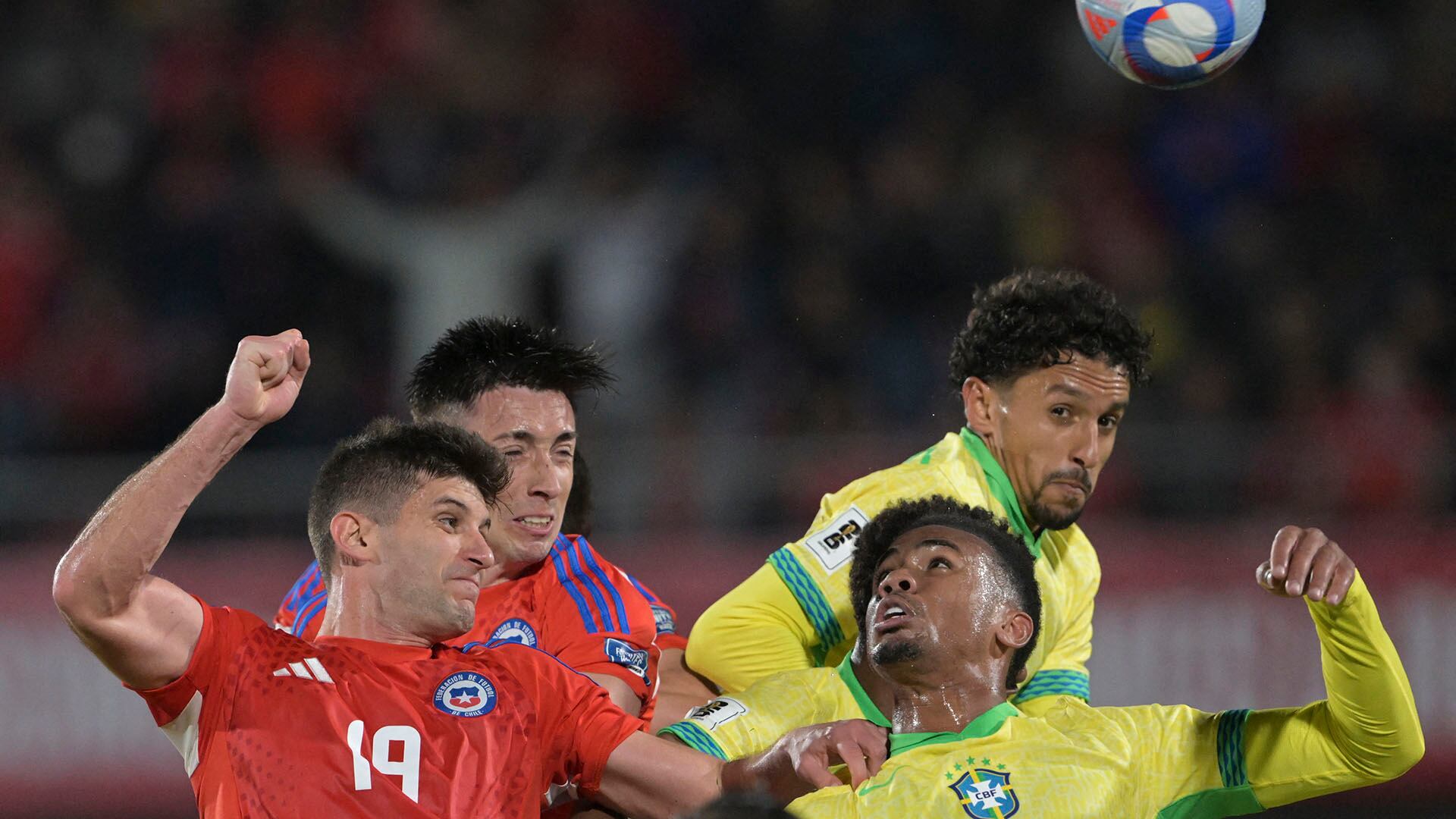 Brasil recibirá a Chile con la tranquilidad de tener asegurado su pasaje al Mundial de Estados Unidos, México y Canadá 2026 (Photo by Rodrigo ARANGUA / AFP)