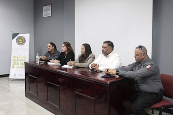 Juan Carlos Portillo Coronado (de camisa blanca) durante una reunión con familiares de personas con reporte de desaparición e integrantes del Centro de Derechos Humanos de las Mujeres A. C., el pasado el 15 de abril. (Imagen ilustrativa | Facebook: Juan Carlos Portillo Coronado)