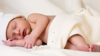 La consulta con un especialista en sueño infantil resulta crucial cuando las dificultades persisten o afectan el bienestar general del bebé y su familia