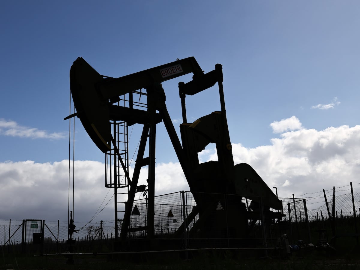 La disparada del petróleo desde el inicio del conflicto en Medio Oriente complica la economía global. EFE/EPA/RONALD WITTEK