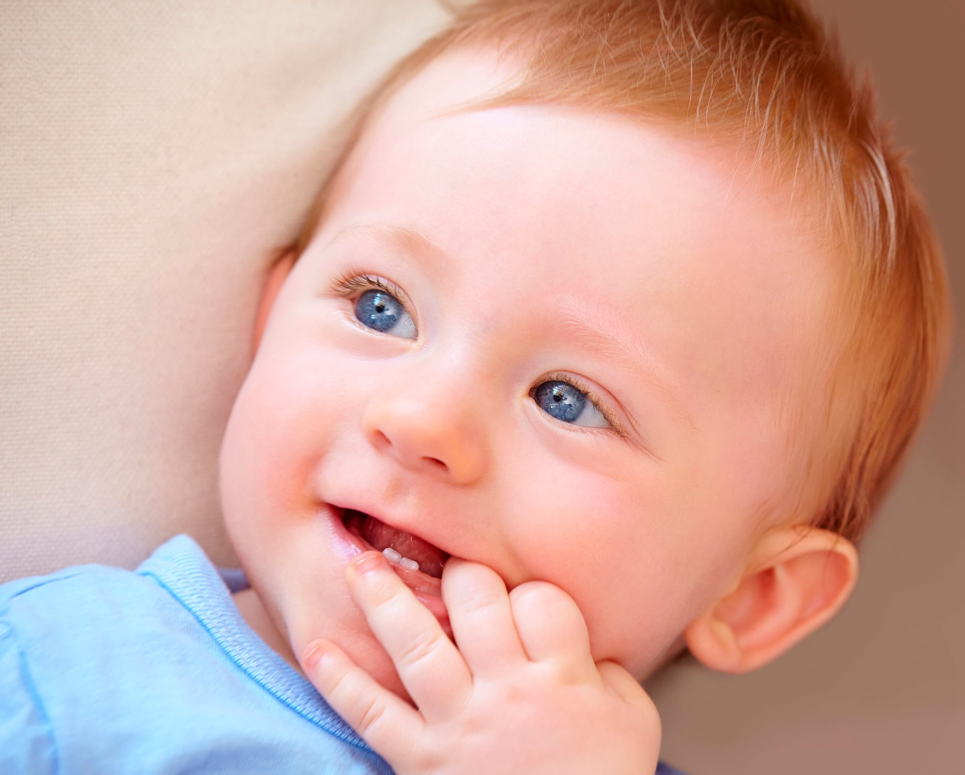 La dentición en bebés no provoca fiebre alta ni cuadros graves, según la Cleveland Clinic y expertos pediátricos (Créditos: Freepik)