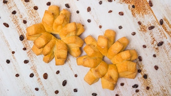 Un postre con una forma